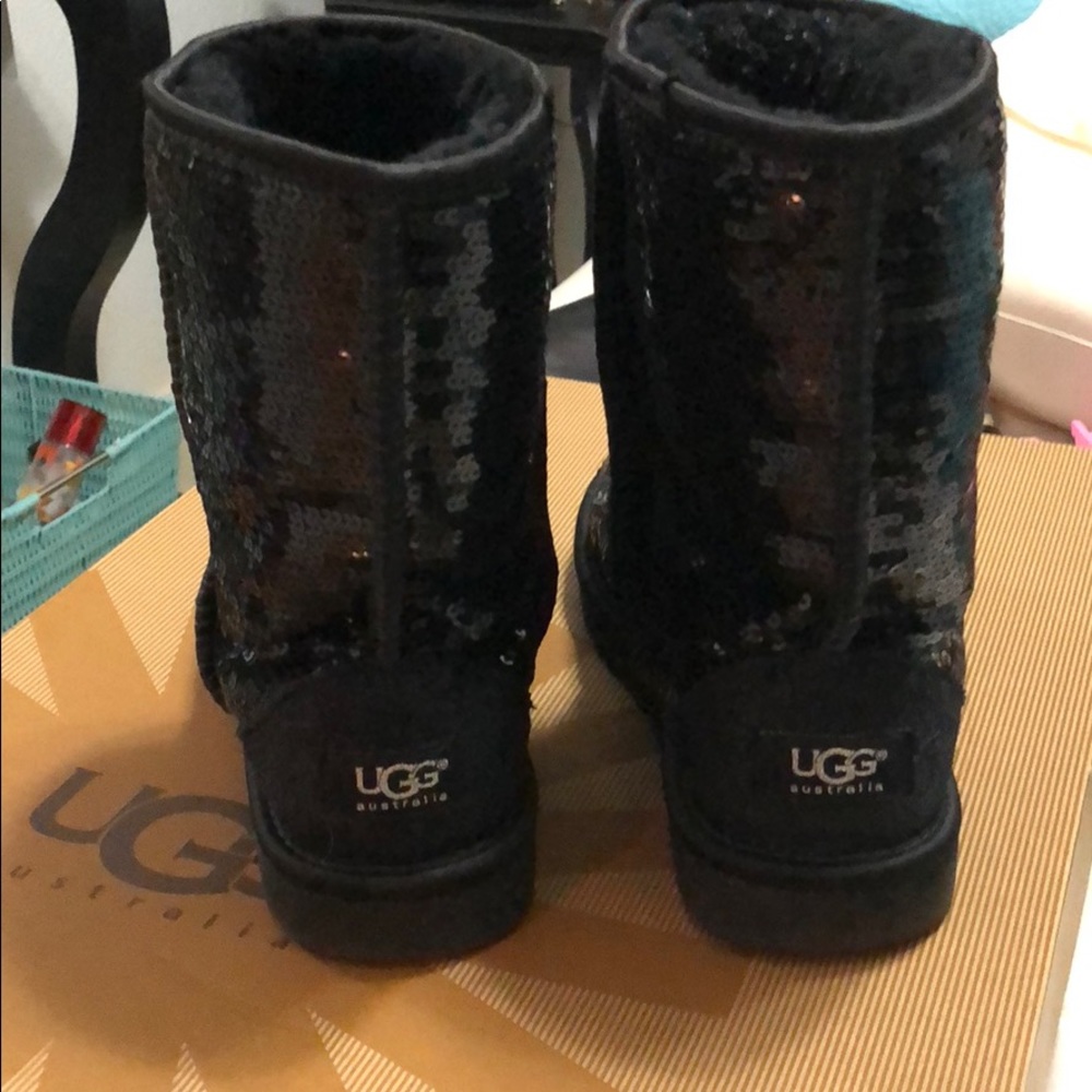 UGGS - Picture 2 of 3